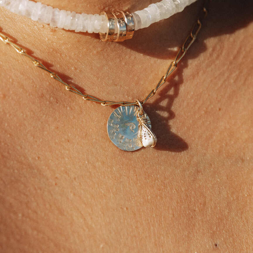 Collier Médaille 02 | Maison Janines - Bijoux or à l’âme insulaire