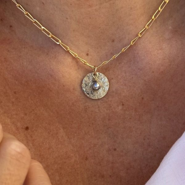 Collier Médaille 04 | Maison Janines - Bijoux or à l’âme insulaire