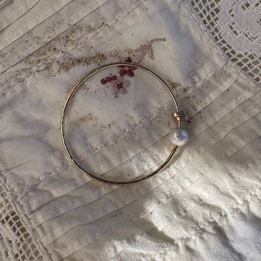 Jonc anneaux perle 1 | Maison Janines - Bijoux or à l’âme insulaire