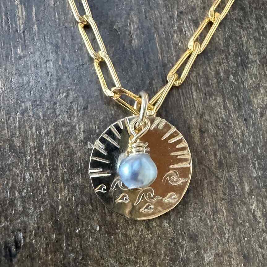 Collier Médaille 05 | Maison Janines - Bijoux or à l’âme insulaire